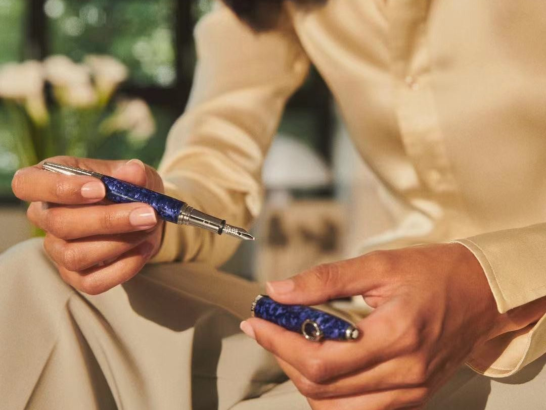 différences entre deux types de stylos Montblanc populaires : le stylo bille et le roller.
